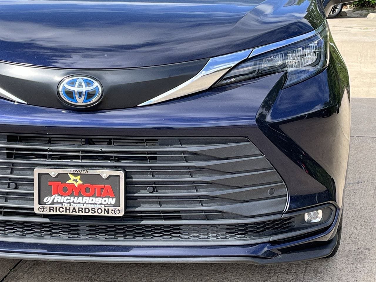 Used 2025 Toyota Sienna XLE FWD image 8