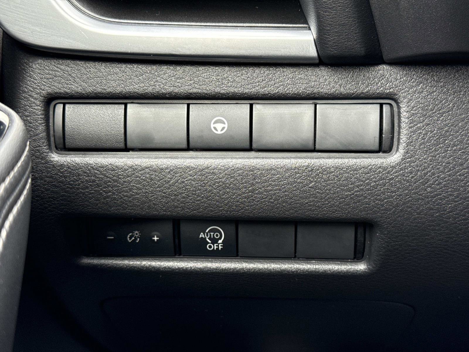 Used 2023 Nissan Rogue SV image 12