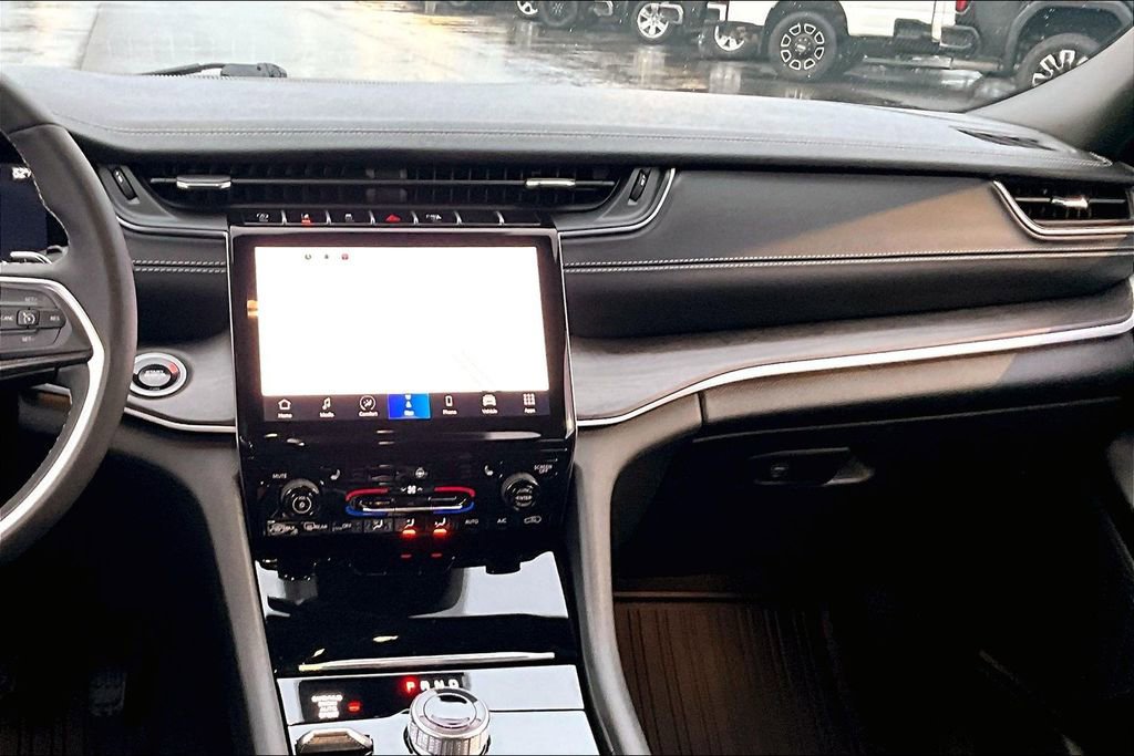 Used 2025 Jeep Grand Cherokee Limited w/ Black Appearance Package image 6