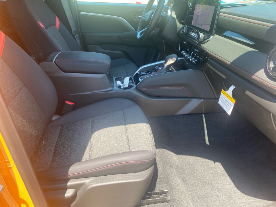 Used 2025 Chevrolet Colorado Z71 AWD/4WD image 32