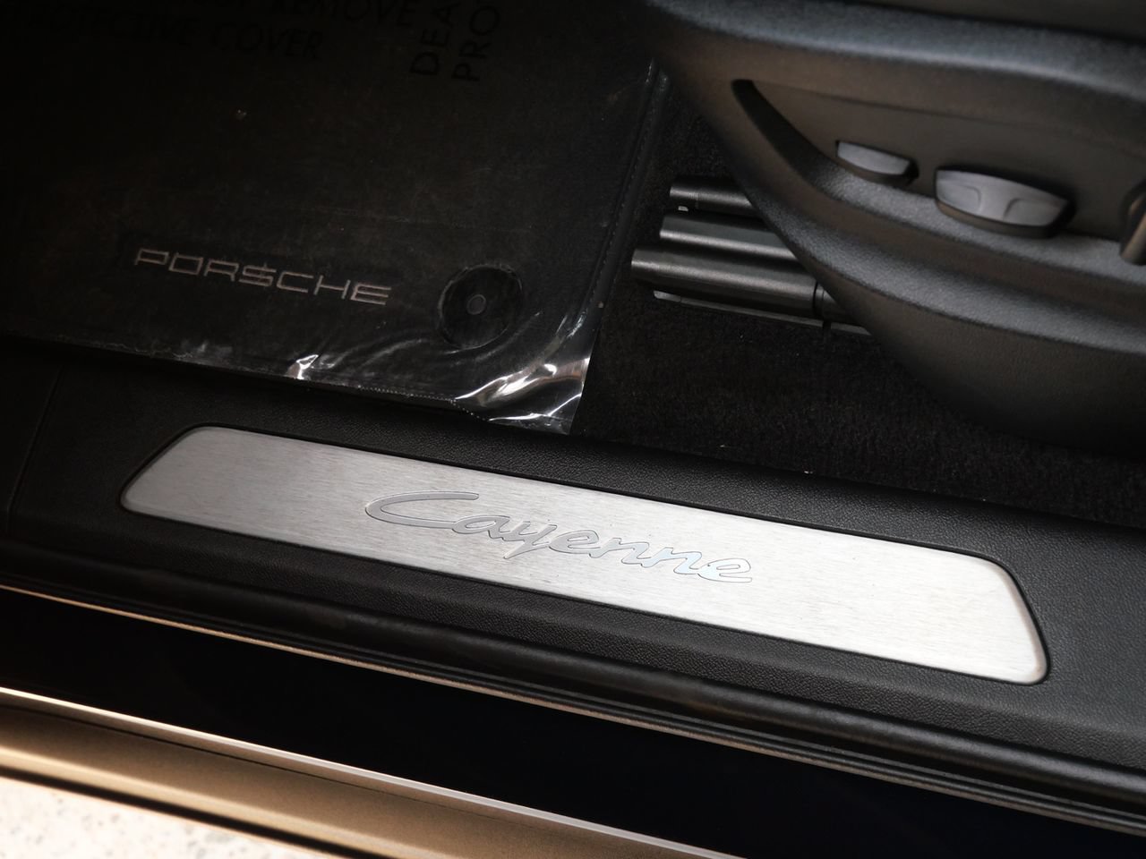 Used 2024 Porsche Cayenne Coupe AWD/4WD image 14