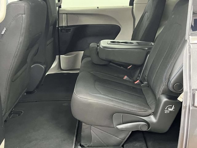 Used 2021 Chrysler Pacifica Touring w/ Cold Weather Group FWD image 17