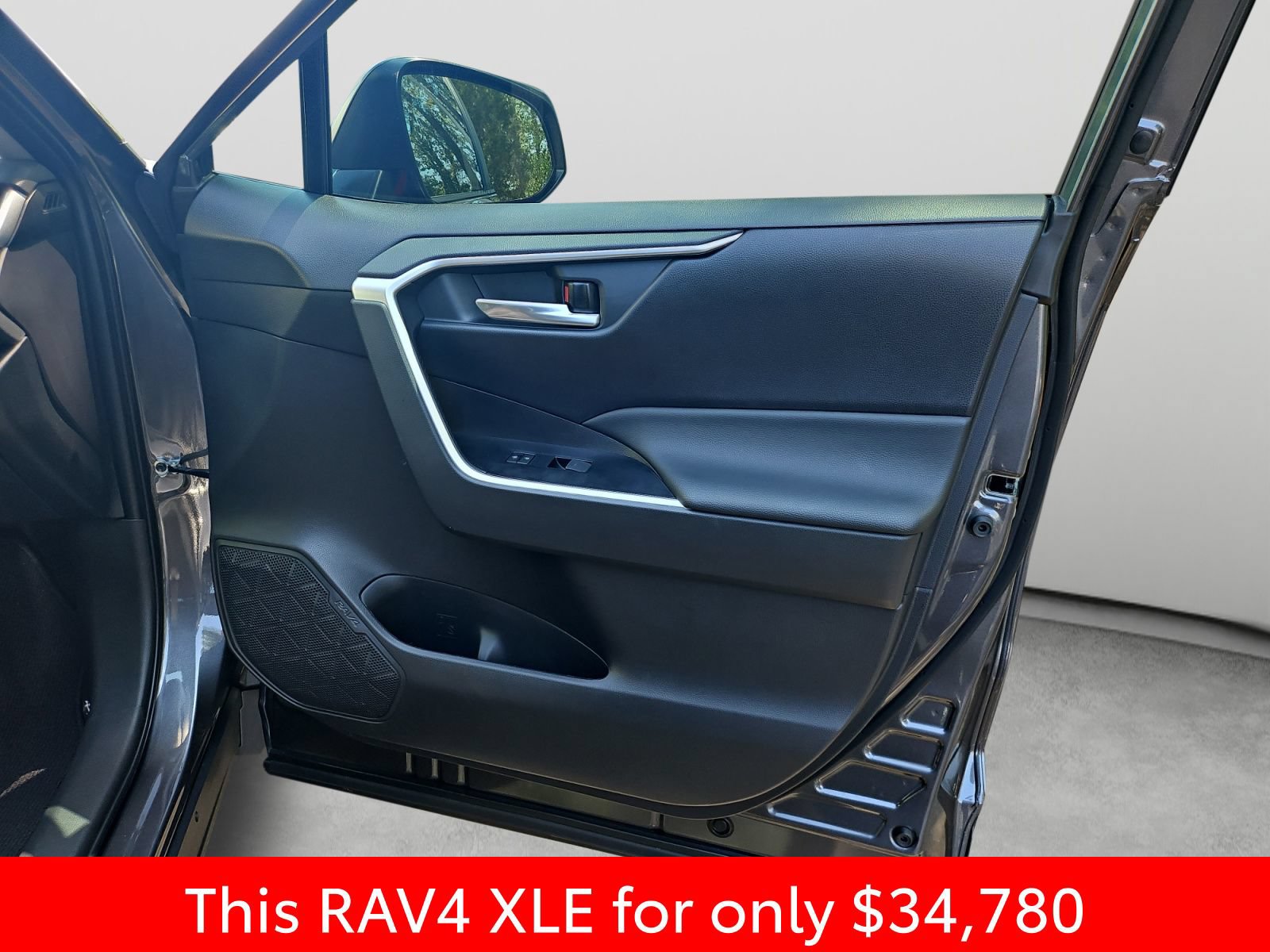 Used 2025 Toyota RAV4 XLE FWD image 36