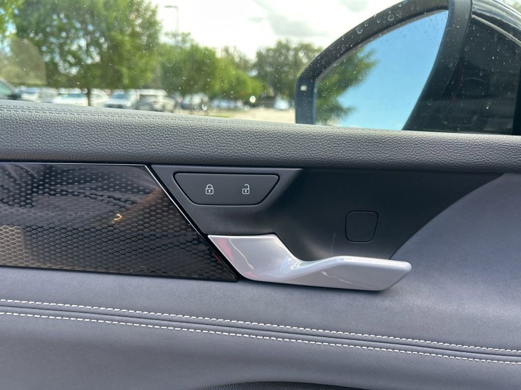 New 2025 Volkswagen Tiguan SE image 12