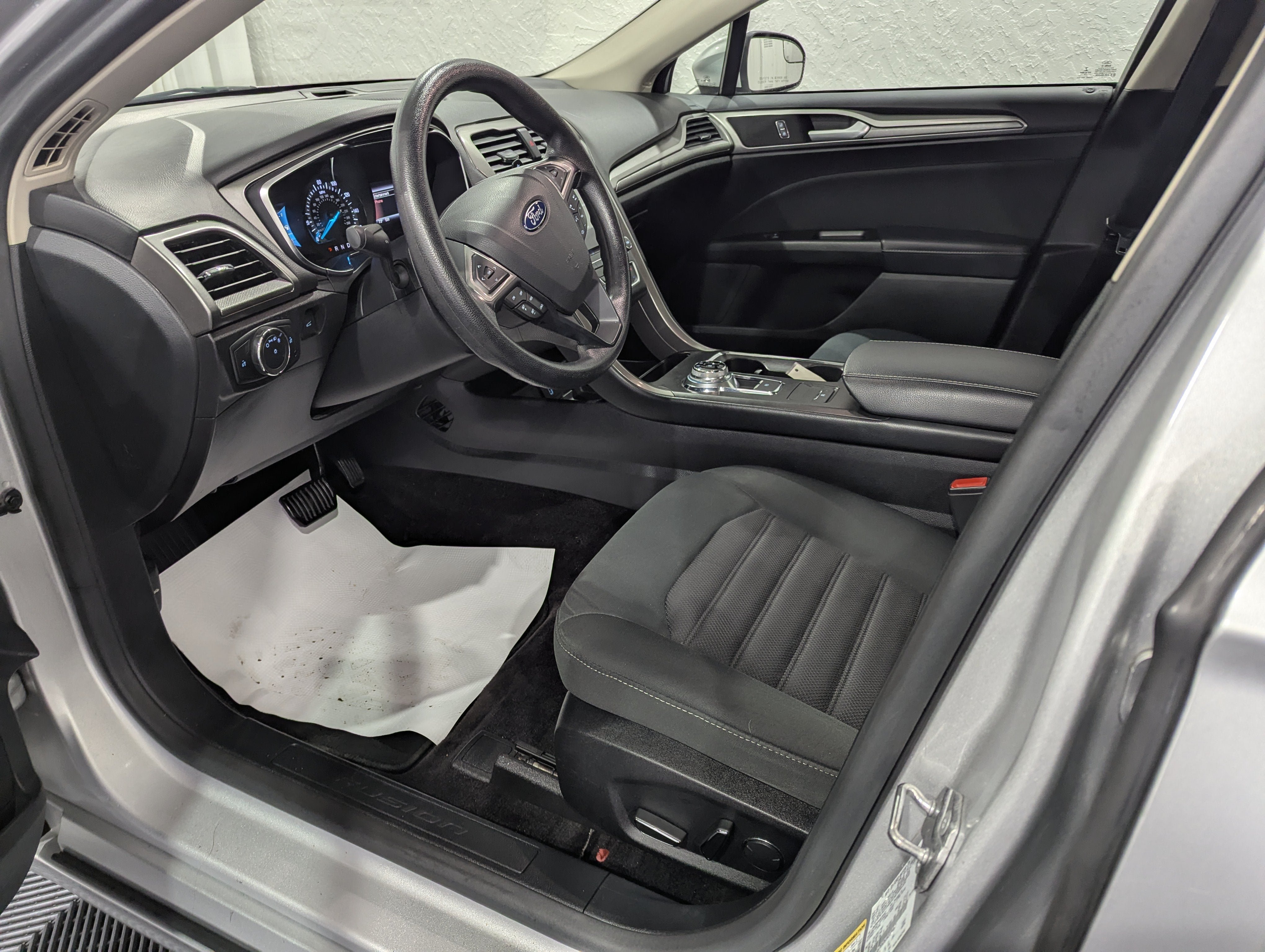 Used 2017 Ford Fusion SE w/ Fusion SE Technology Package FWD image 13