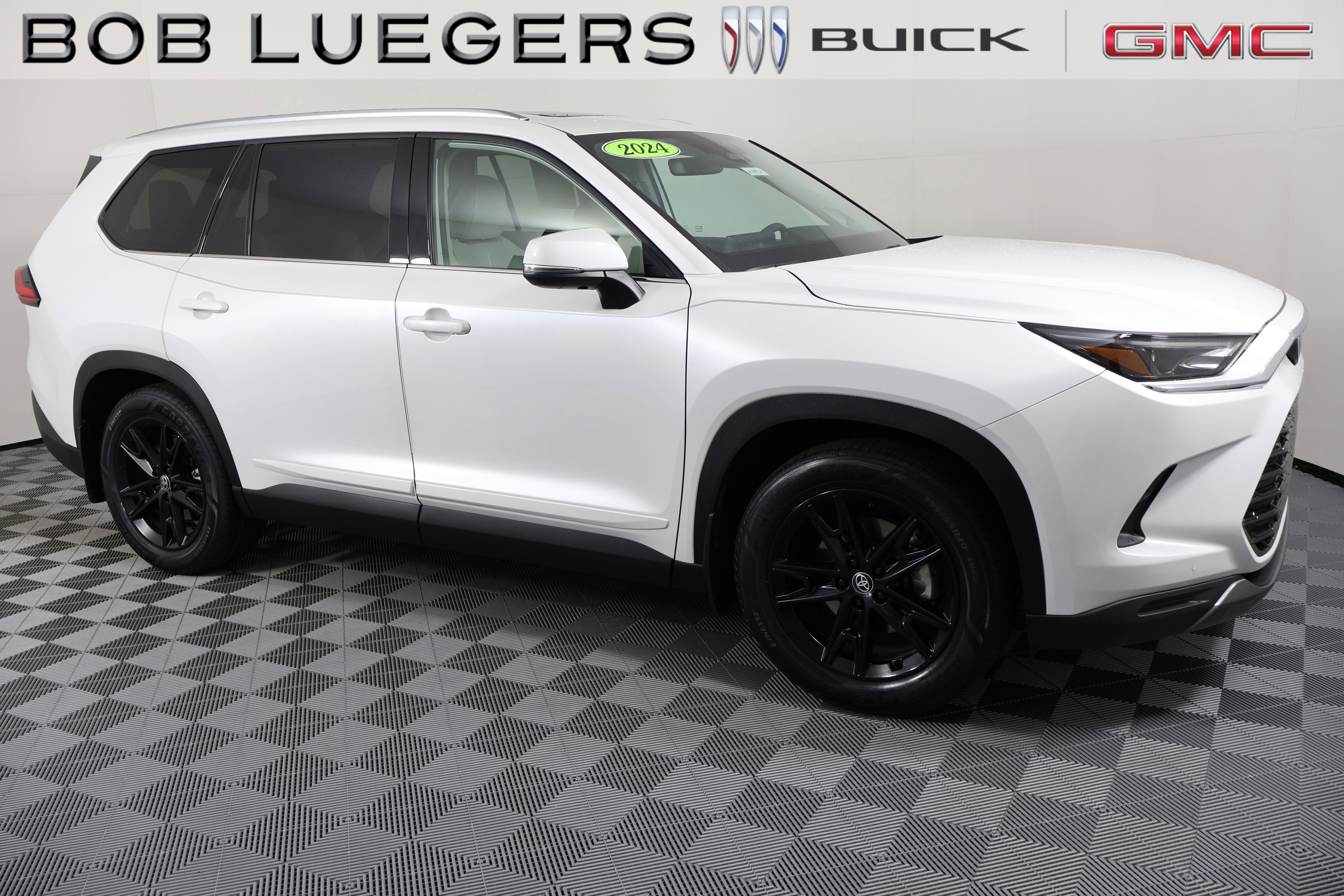 Used 2024 Toyota Grand Highlander XLE image 2