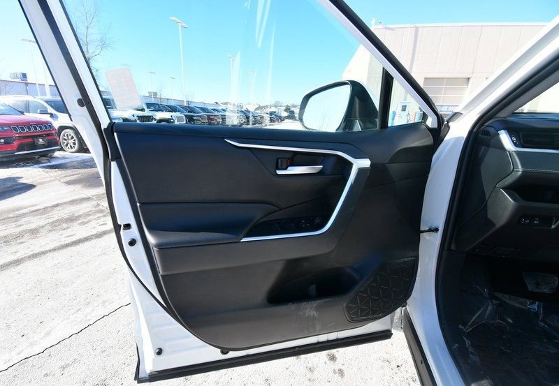 Used 2025 Toyota RAV4 XLE AWD/4WD image 11