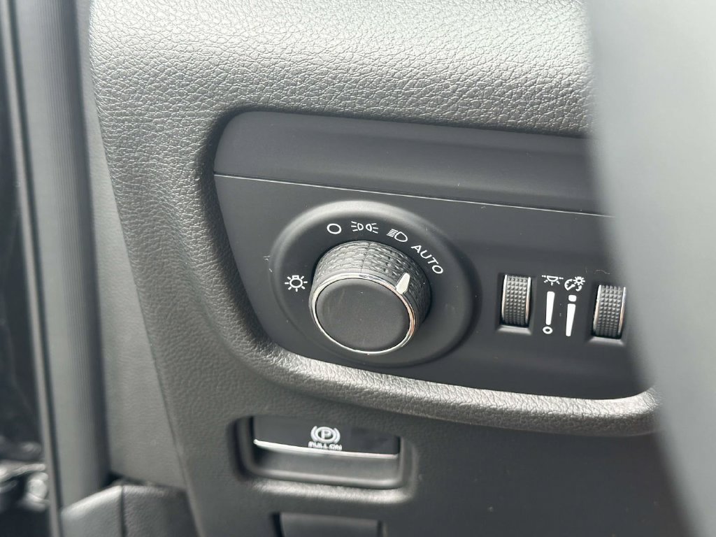 Used 2024 Jeep Grand Cherokee Laredo AWD/4WD image 30