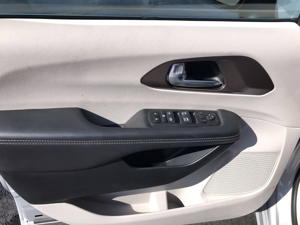 Used 2024 Chrysler Voyager LX FWD image 13
