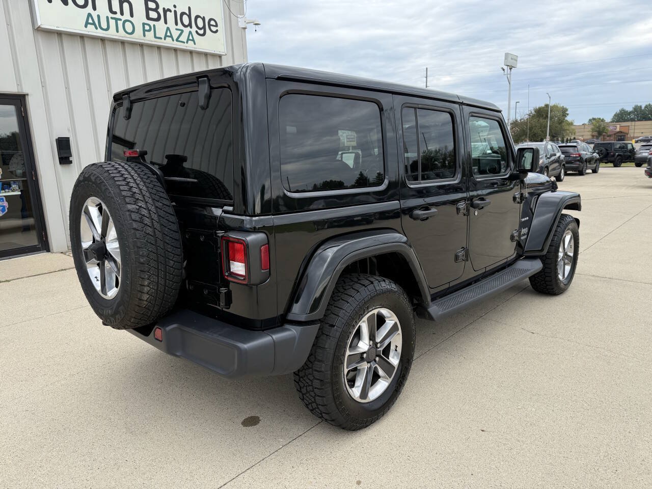 Used 2019 Jeep Wrangler Unlimited Sahara w/ Uconnect 4C Nav & Sound Group AWD/4WD image 4