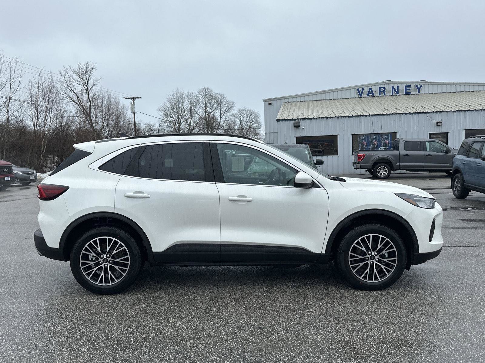 New 2025 Ford Escape PHEV image 4