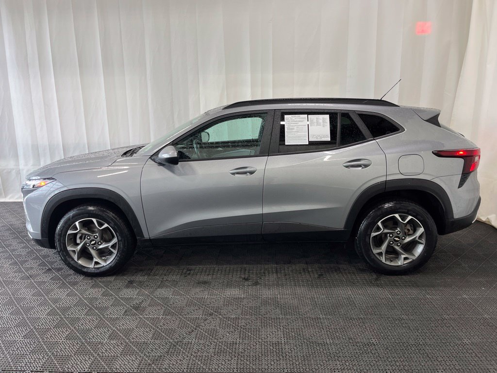 Used 2024 Chevrolet Trax LT w/ LT Convenience Package FWD image 24