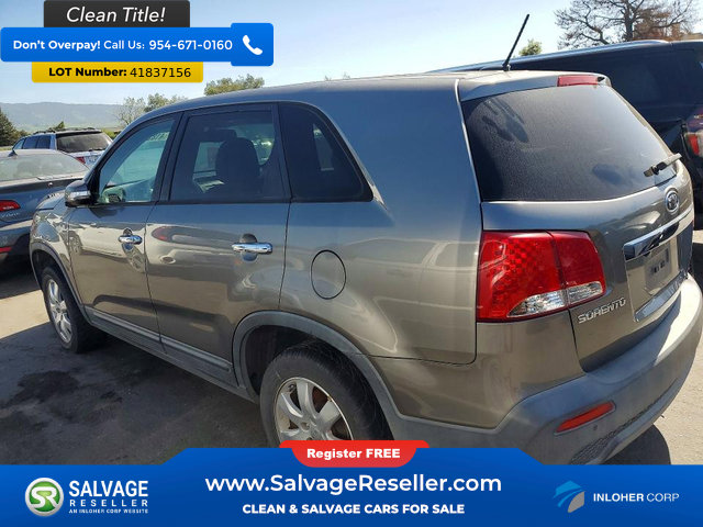 Used 2013 Kia Sorento LX w/ Third Row Pkg image 3