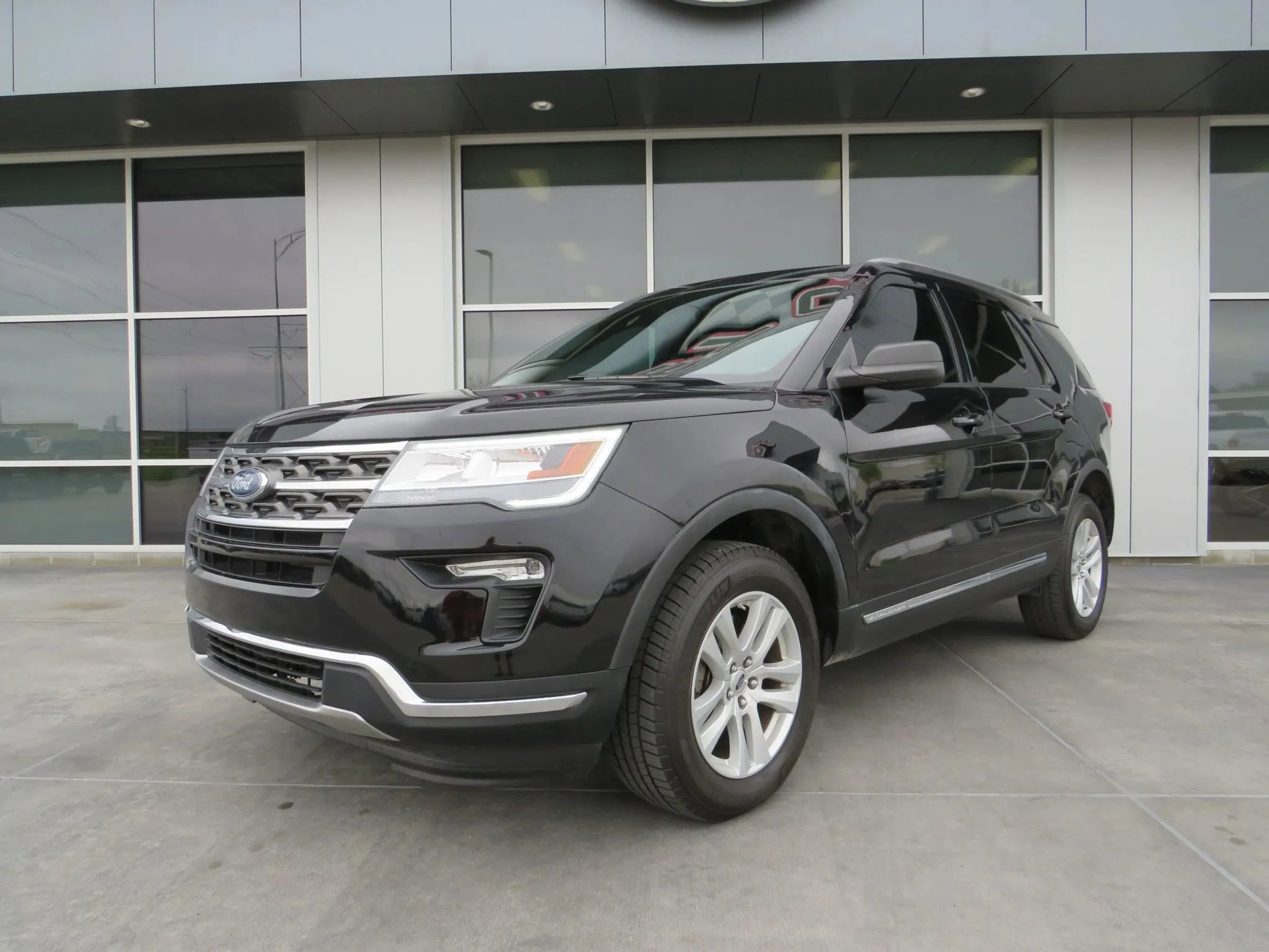 Used 2018 Ford Explorer XLT image 3