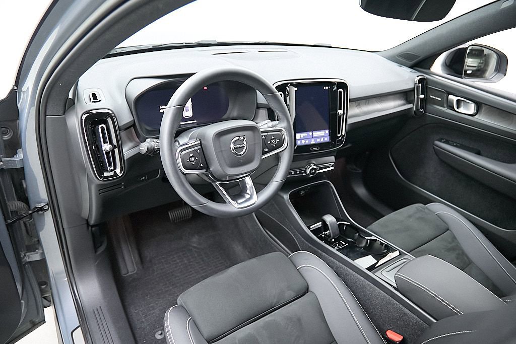 Certified 2023 Volvo XC40 Recharge Ultimate w/ Protection Package Premier image 12