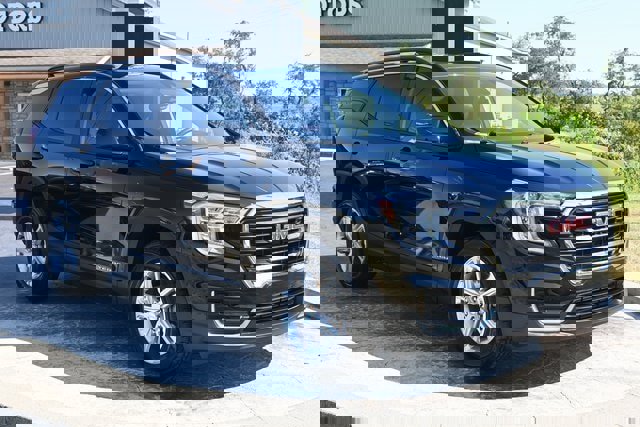 Used 2022 GMC Terrain SLE w/ Driver Convenience Package image 3