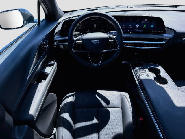 Used 2025 Cadillac Lyriq Luxury AWD/4WD image 16