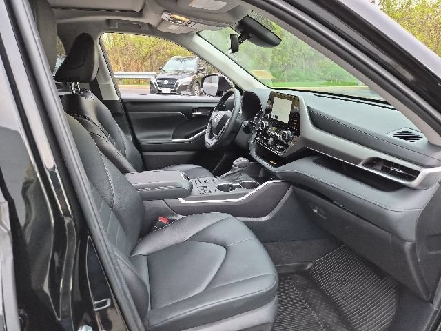 Used 2023 Toyota Highlander XLE AWD/4WD image 12