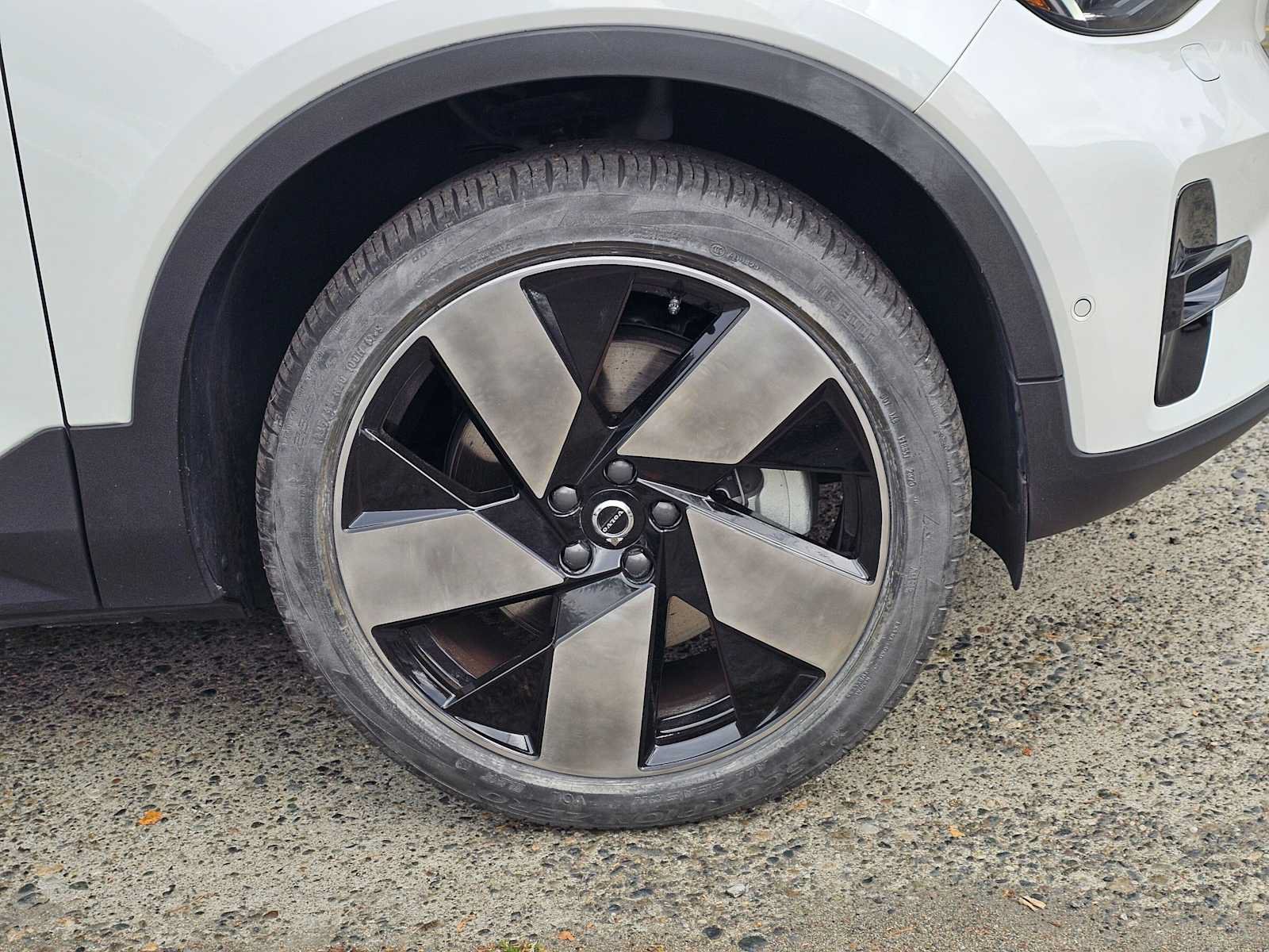 Used 2023 Volvo XC40 Recharge Ultimate AWD/4WD image 9