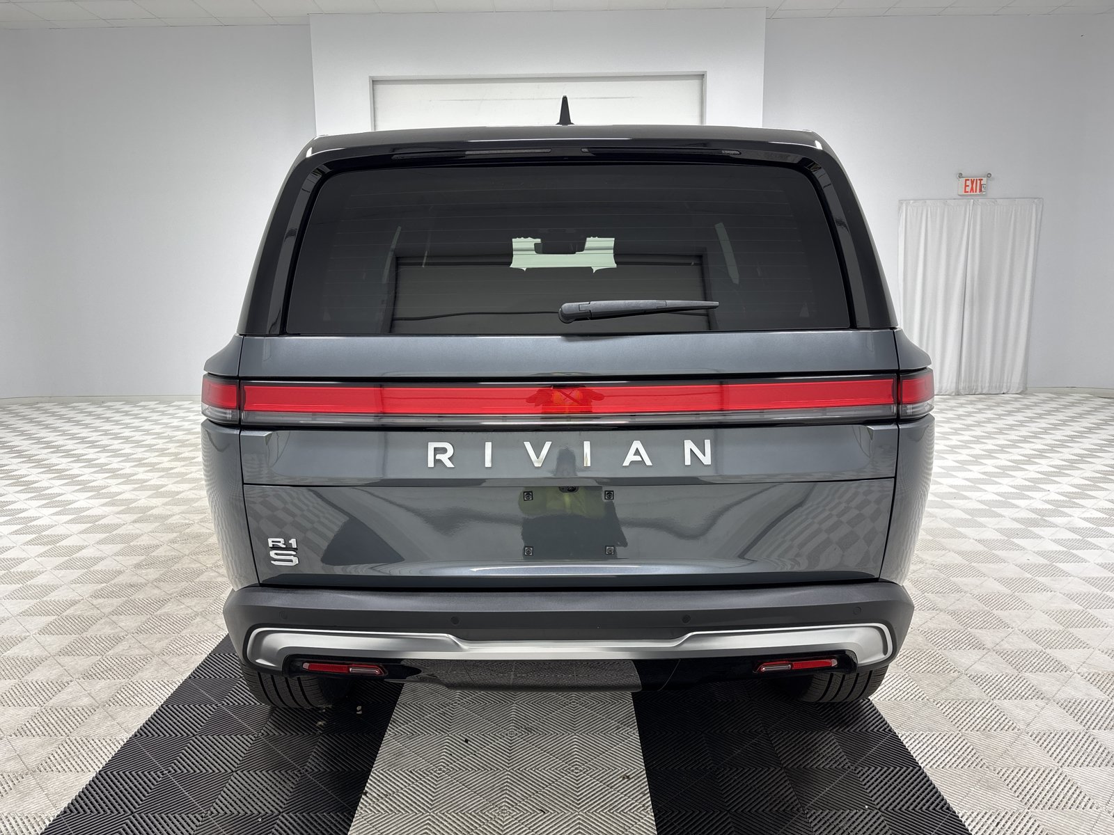 Used 2025 Rivian R1S Adventure AWD/4WD image 4