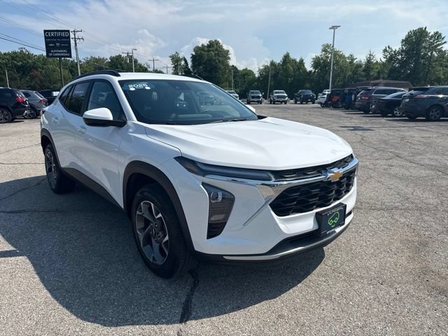 Certified 2025 Chevrolet Trax LT w/ Driver Confidence Package FWD image 3