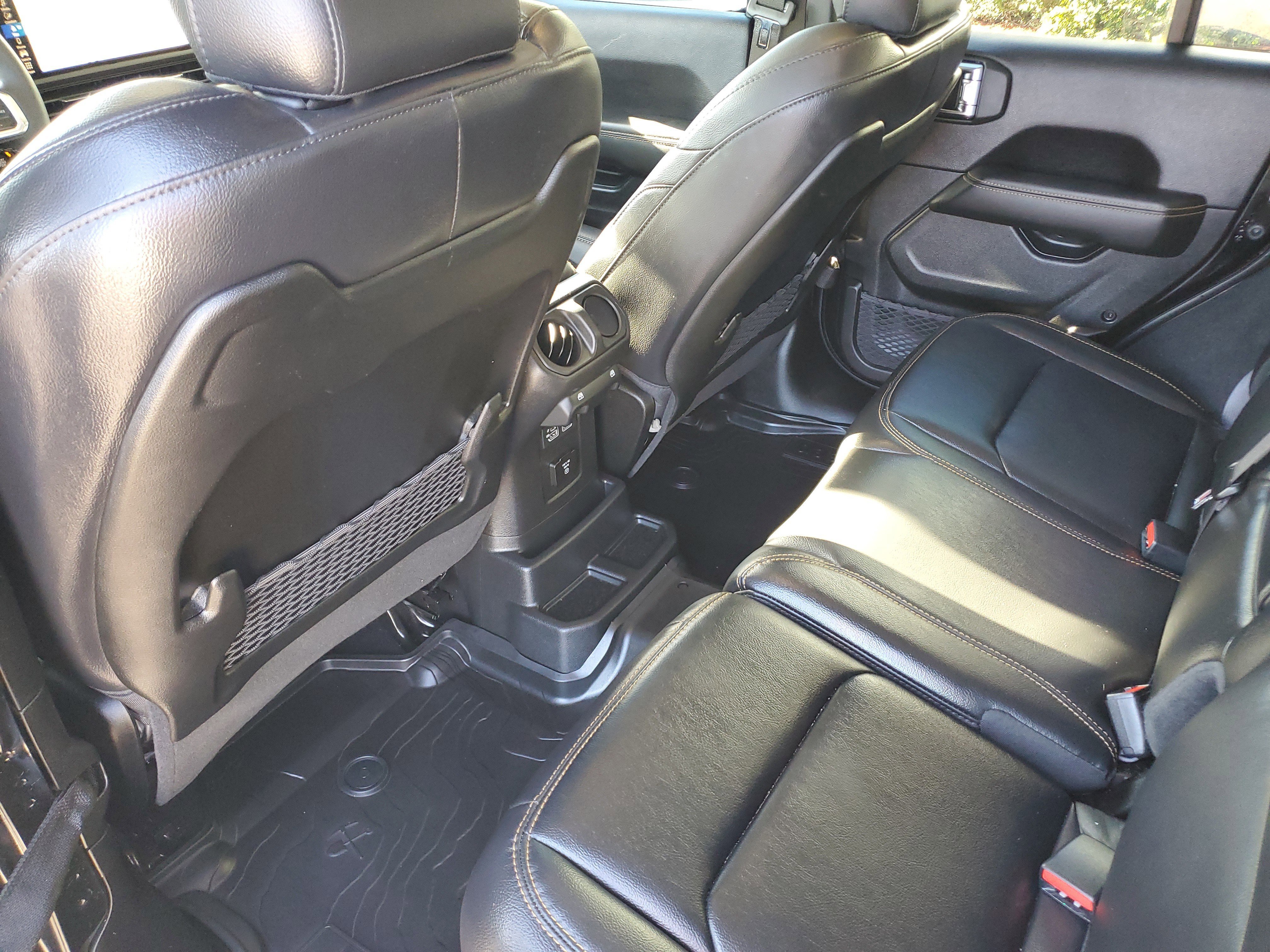 Used 2025 Jeep Wrangler Sahara image 11