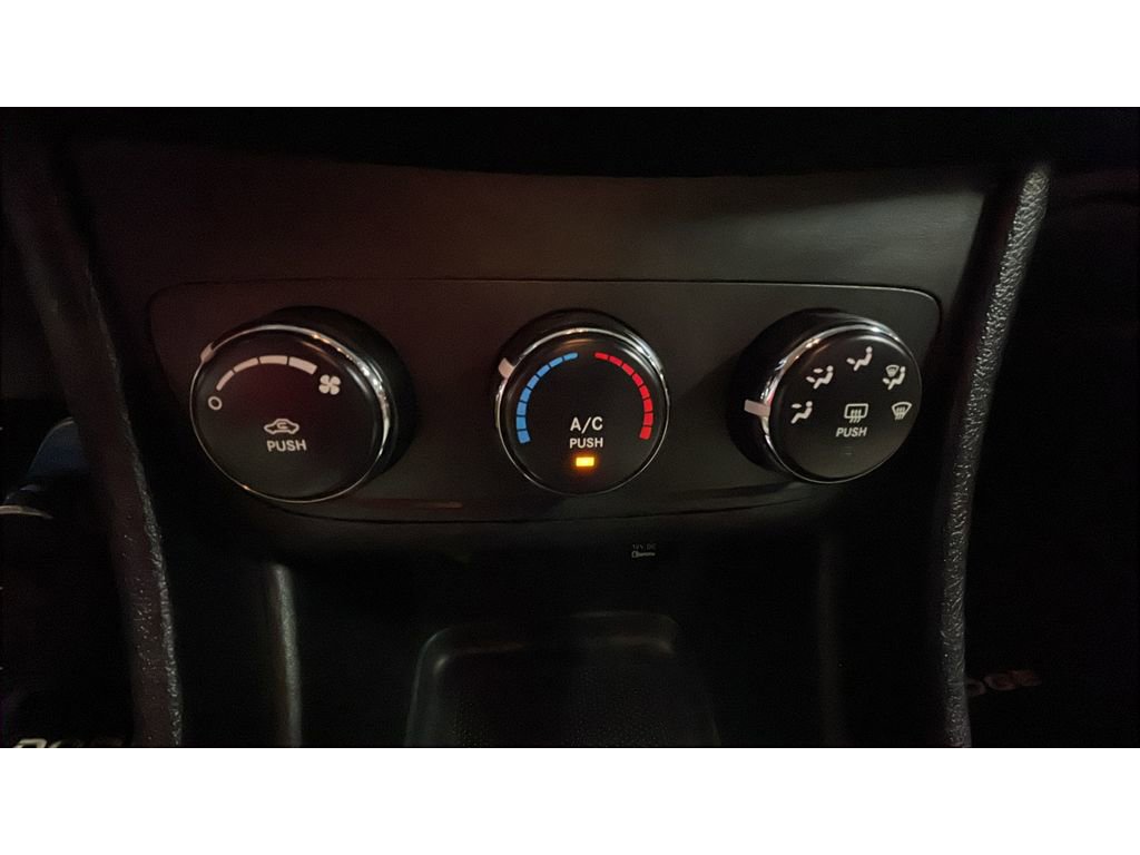 Used 2013 Dodge Avenger SE FWD image 13