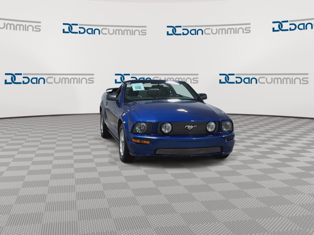 Used 2006 Ford Mustang Convertible image 3