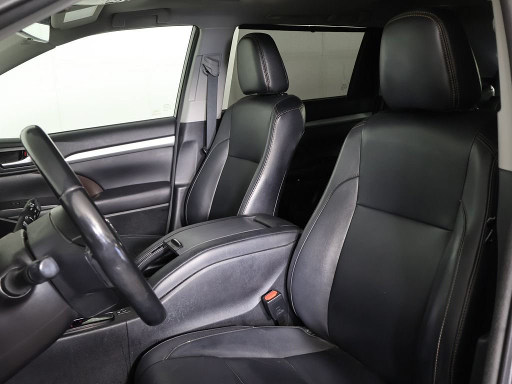 Used 2017 Toyota Highlander XLE w/ Carpet Mat Package AWD/4WD image 28