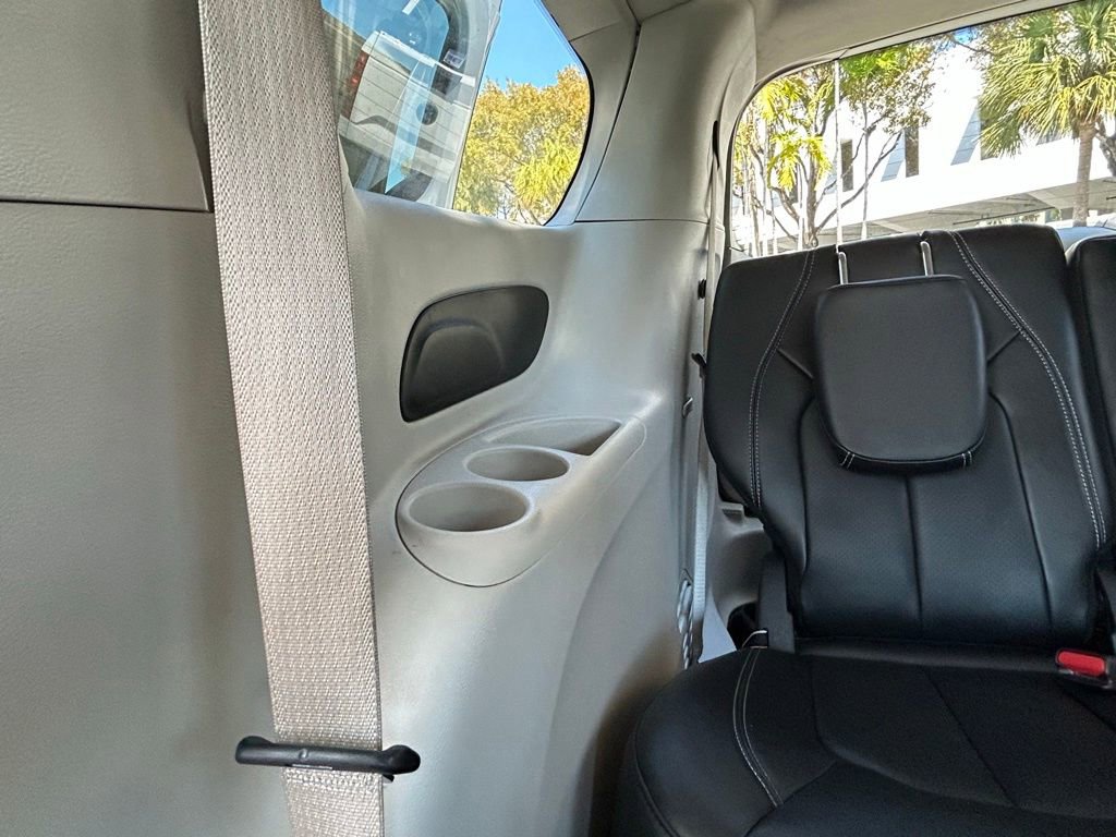 Used 2023 Chrysler Pacifica Touring-L image 37