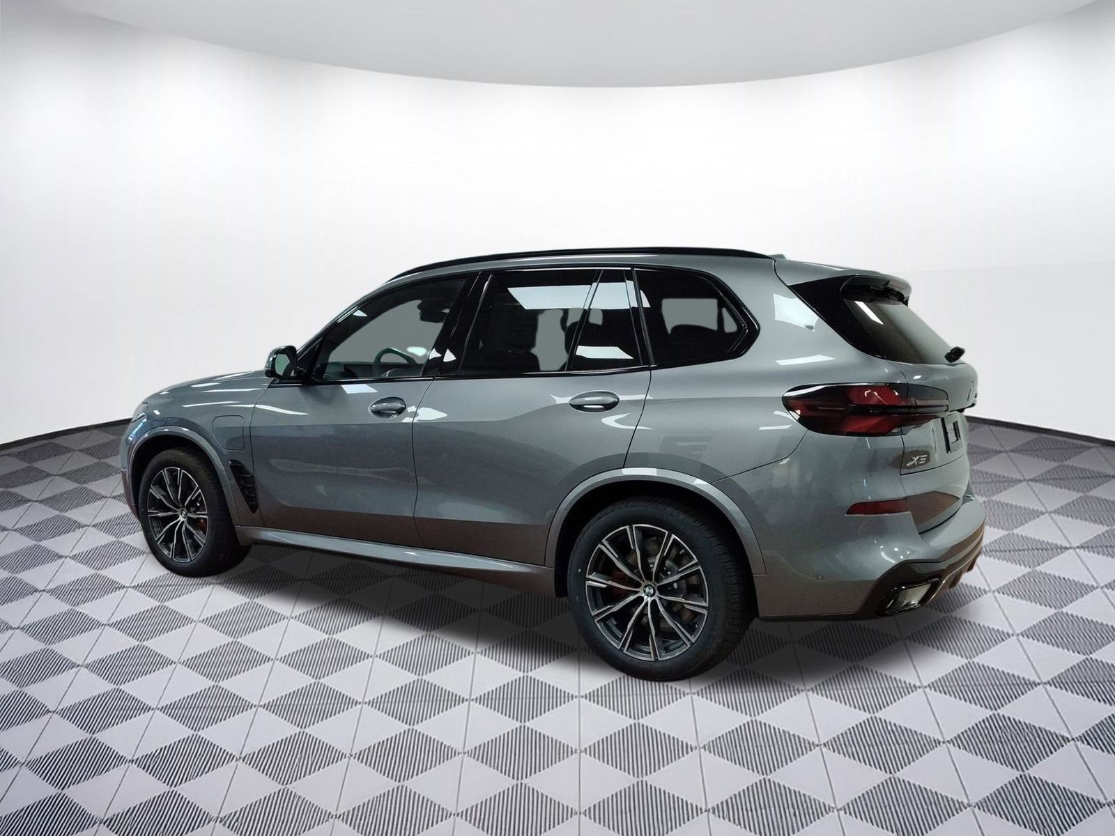 New 2026 BMW X5 xDrive50e image 3