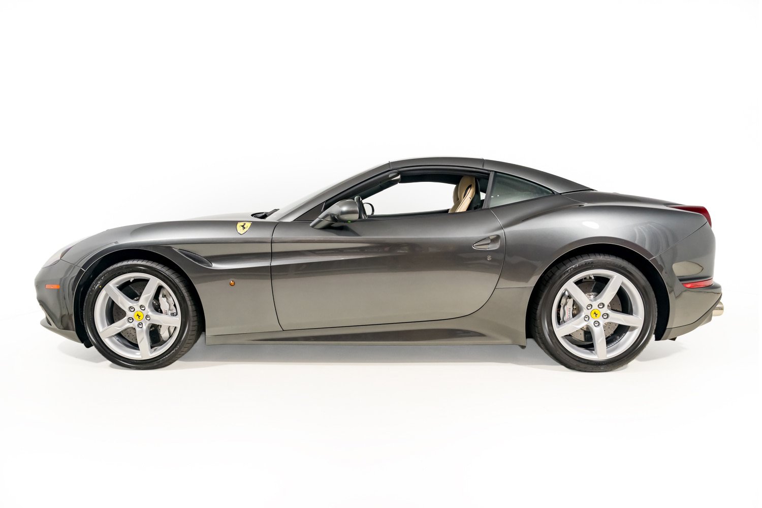 Used 2015 Ferrari California T RWD image 3