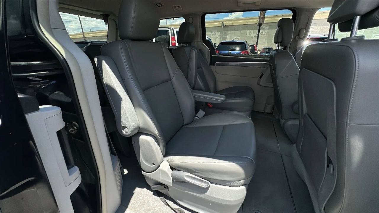 Used 2010 Volkswagen Routan SE FWD image 29