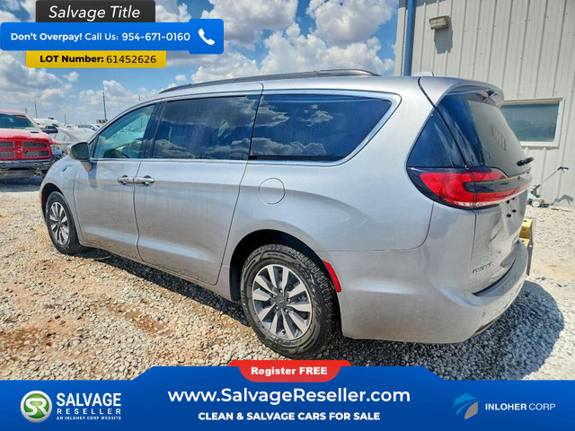 Used 2021 Chrysler Pacifica Touring FWD image 3