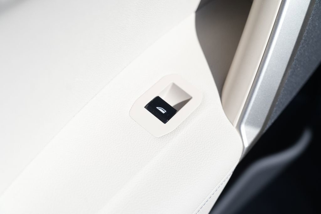 Used 2022 BMW iX xDrive50 w/ Premium Package image 33