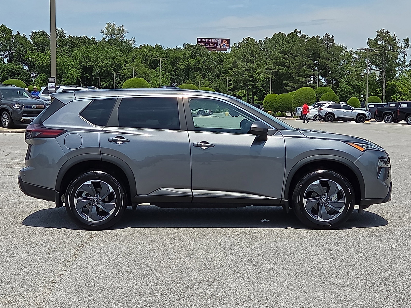 Used 2025 Nissan Rogue SV FWD image 6