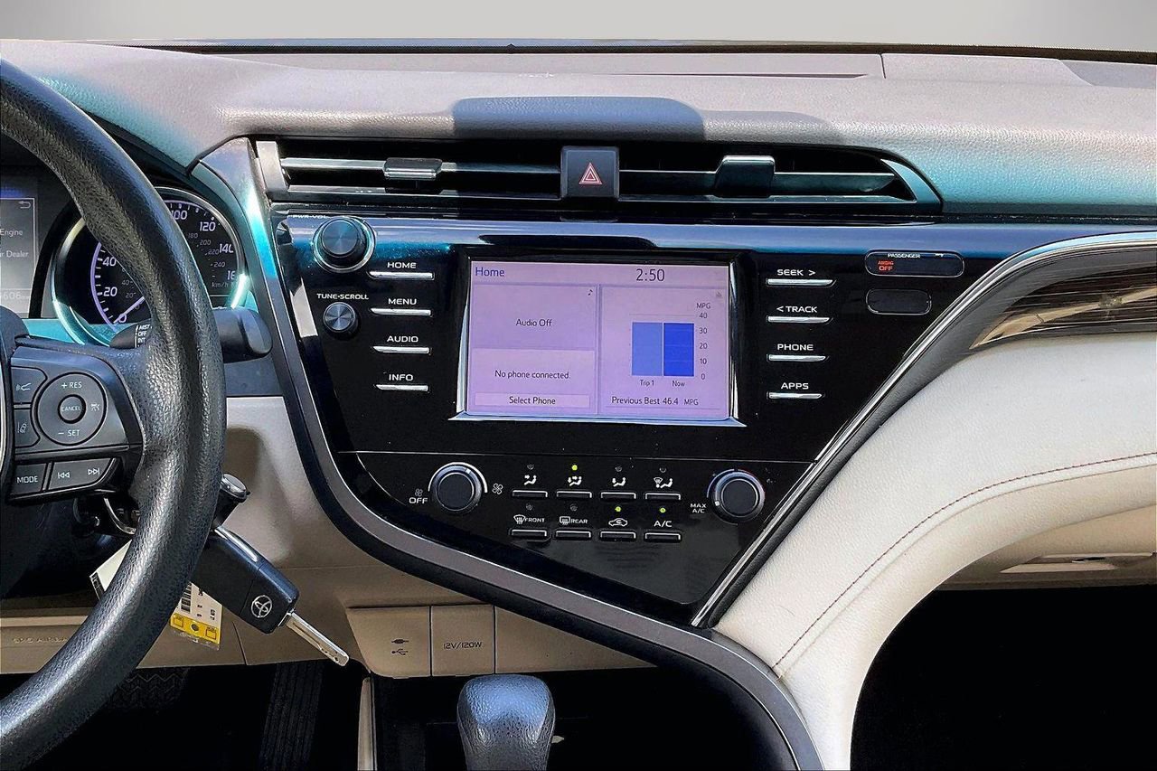 Used 2018 Toyota Camry LE FWD image 13