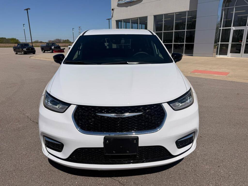 Used 2025 Chrysler Pacifica Select FWD image 8