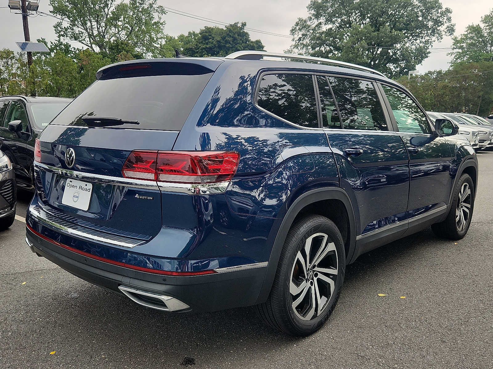 Used 2023 Volkswagen Atlas SEL AWD/4WD image 6