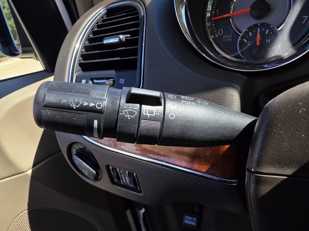 Used 2015 Chrysler Town & Country Touring FWD image 29