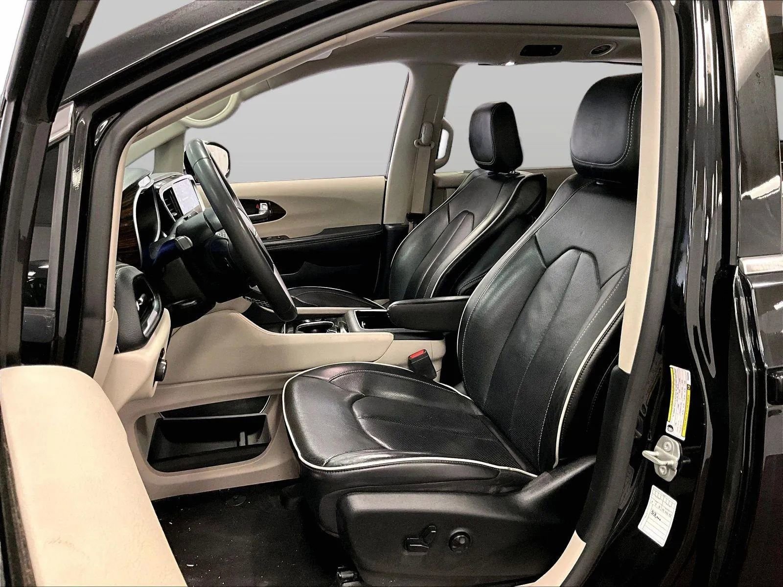 Used 2023 Chrysler Pacifica Limited image 24