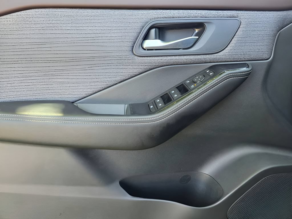 Used 2023 Nissan Rogue SV AWD/4WD image 13