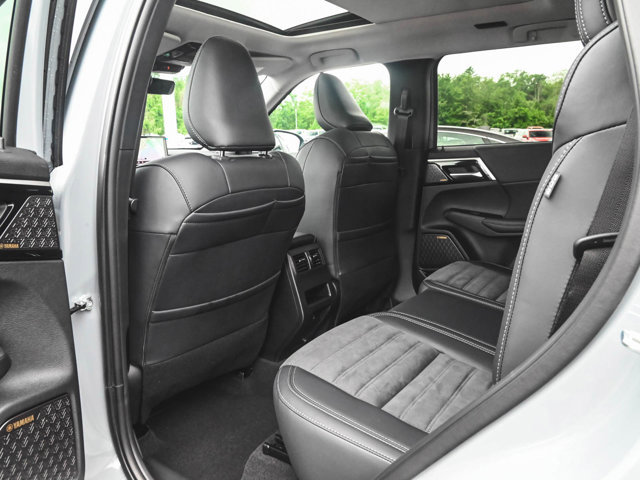 New 2025 Mitsubishi Outlander SE image 26