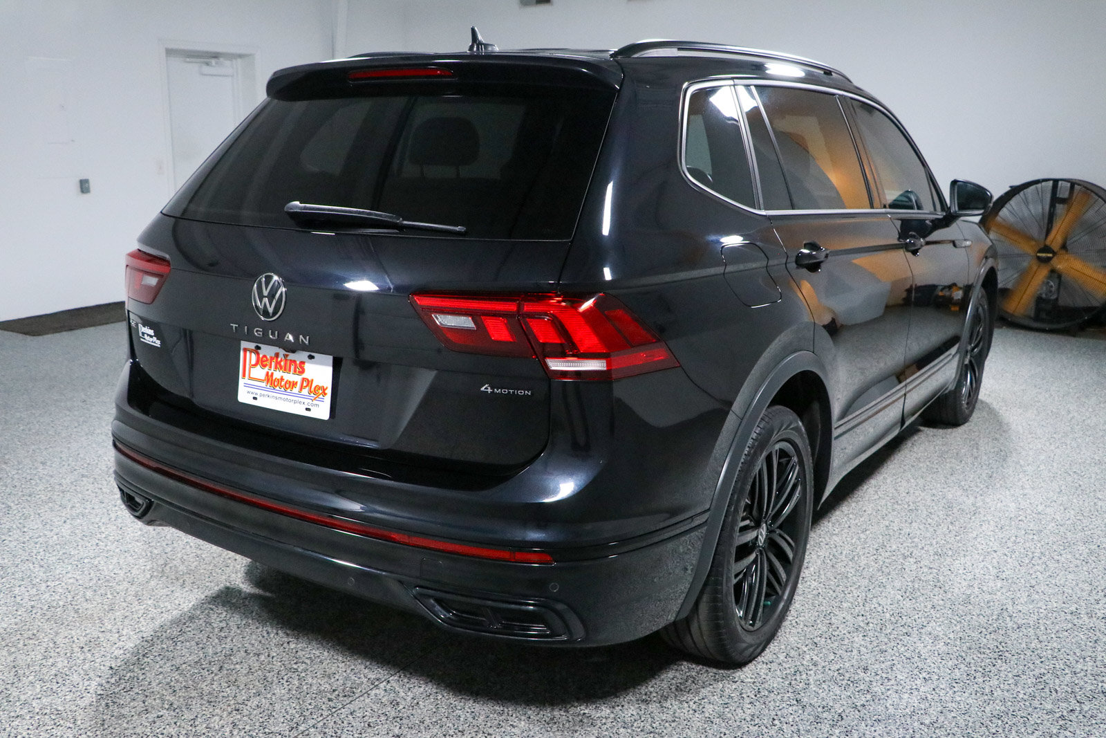 Used 2022 Volkswagen Tiguan SE R-Line AWD/4WD image 7