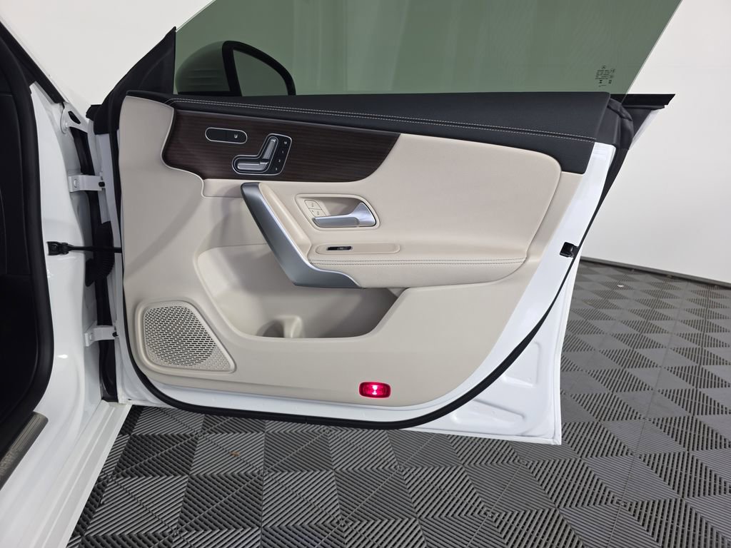 Used 2025 Mercedes-Benz CLA 250 image 34