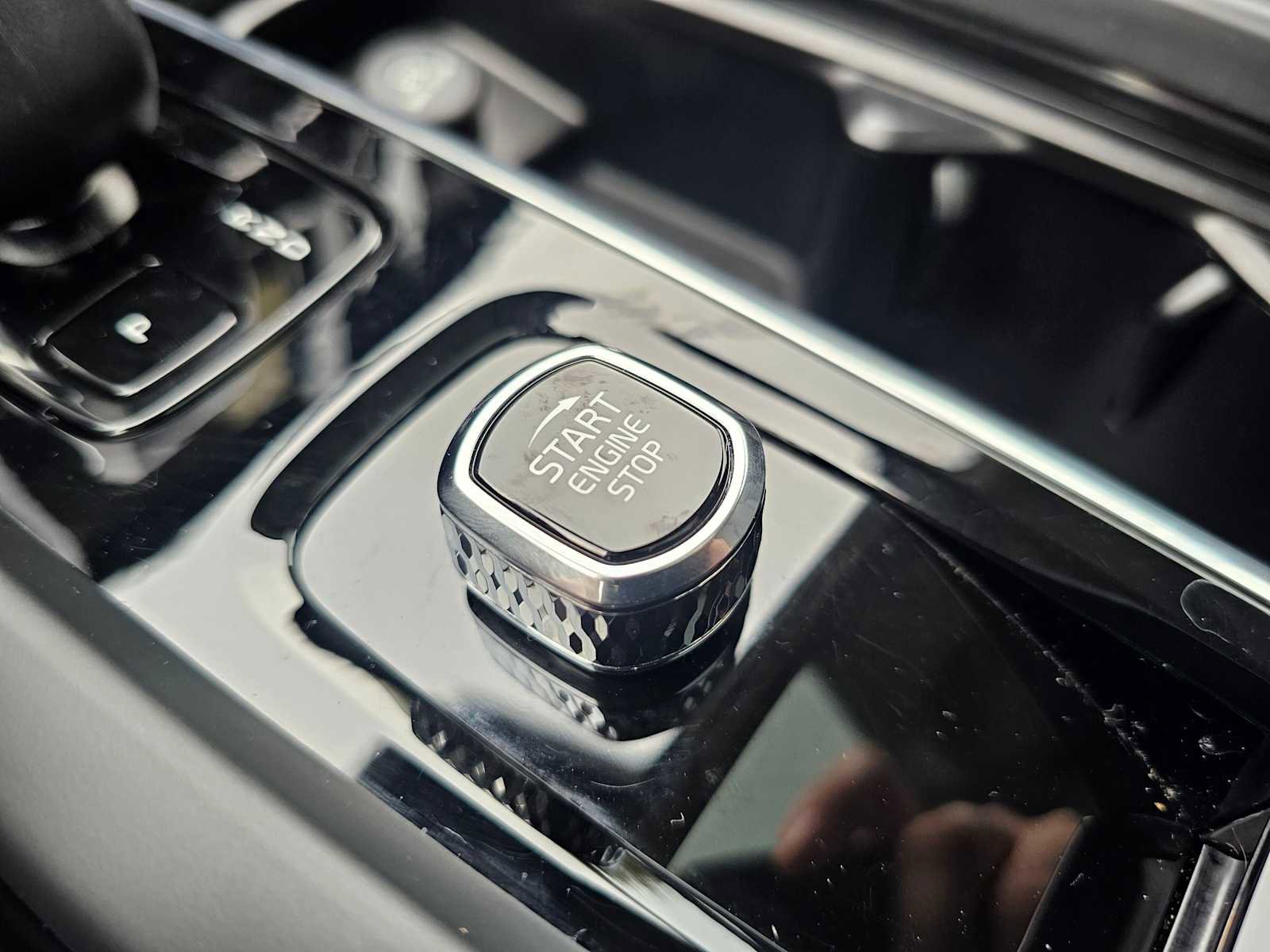 Certified 2025 Volvo XC60 B5 Core w/ Protection Package Premier image 40