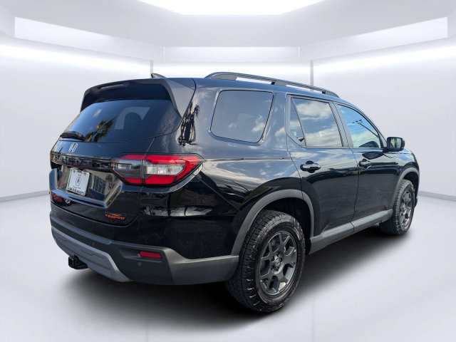 Used 2025 Honda Pilot TrailSport image 3