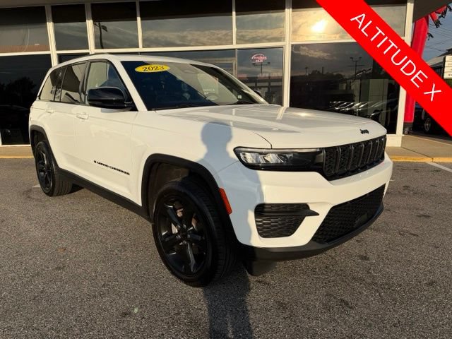 Used 2023 Jeep Grand Cherokee Altitude AWD/4WD image 8