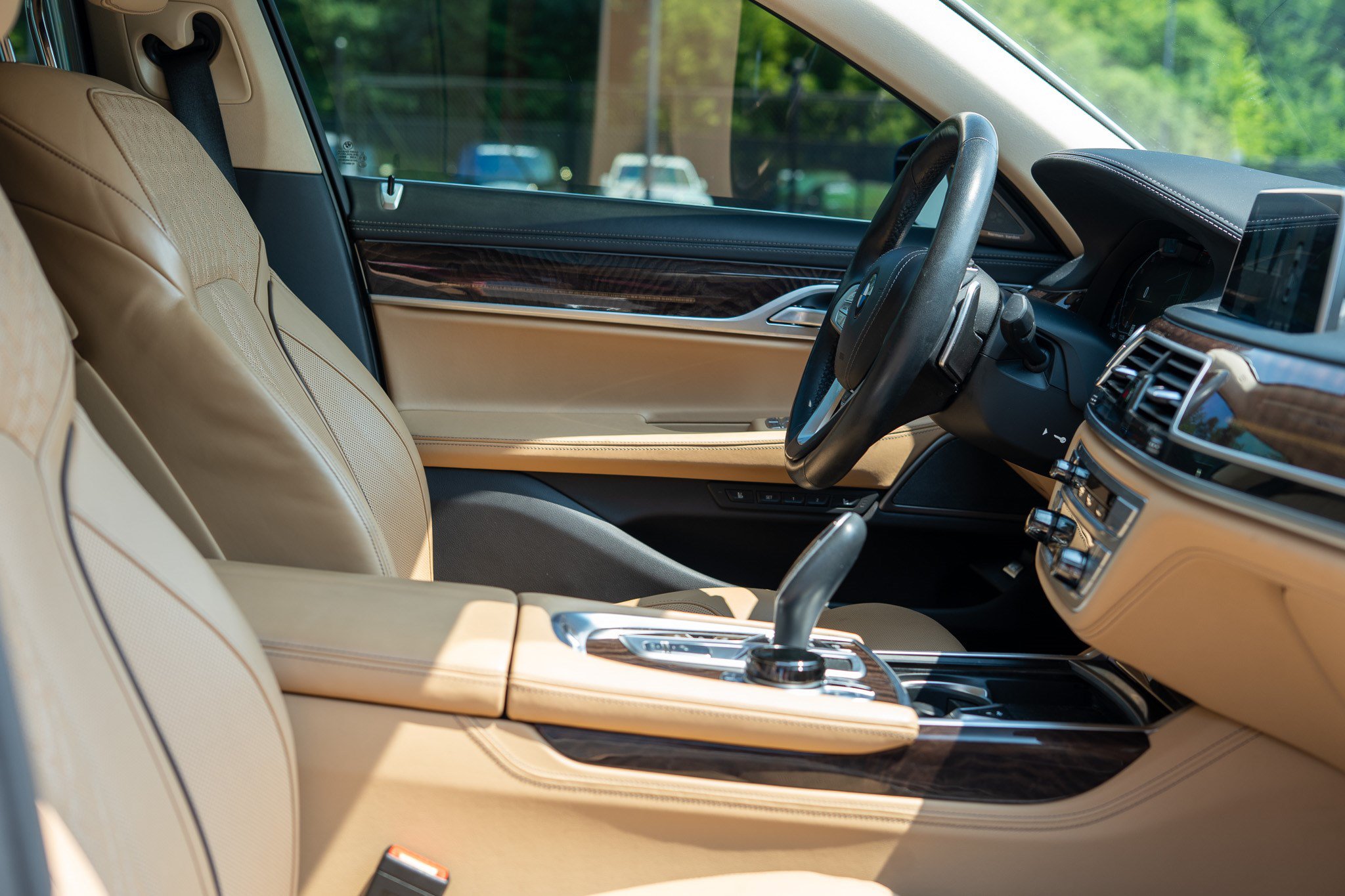 Used 2022 BMW 750i xDrive w/ Executive Package AWD/4WD image 2