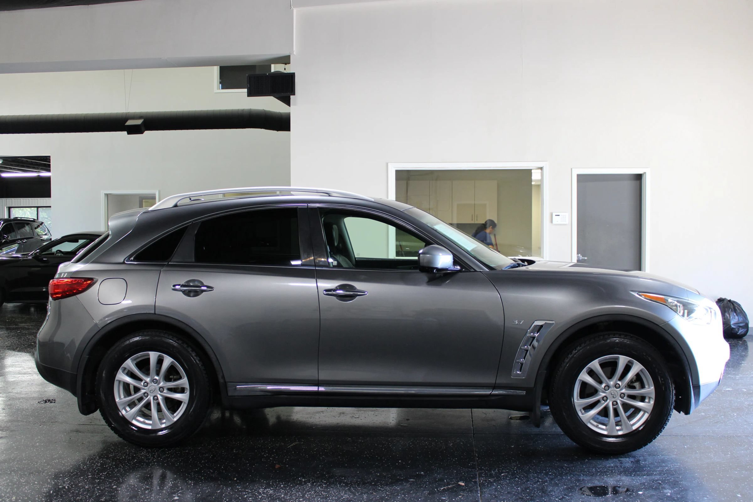 Used 2014 INFINITI QX70 2WD w/ Premium Package image 2